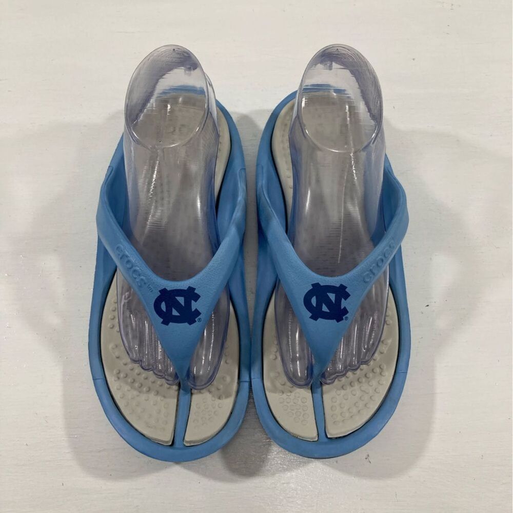 UNC Crocs Thong Sandals Unisex M6 W8 Blue Gray Flip Flop Like New - Picture 3 of 9